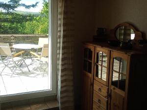 Zimmer mit einer Tür zu einem Balkon mit einem Tisch und Stühlen in der Unterkunft Hexenstube Morgana WLAN, tolles Bad und toller Balkon in Braunlage