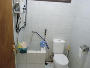 un baño con inodoro y ducha en Rumah Liburan Turangga, en Bandung