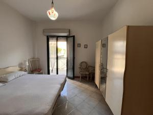 Ένα ή περισσότερα κρεβάτια σε δωμάτιο στο Beach Apartment Cattolica 2min to Beach AC w Parking - Il Lupo Affitta