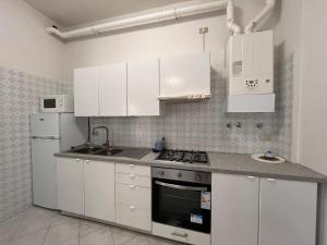 Η κουζίνα ή μικρή κουζίνα στο Beach Apartment Cattolica 2min to Beach AC w Parking - Il Lupo Affitta