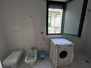 Ένα μπάνιο στο Beach Apartment Cattolica 2min to Beach AC w Parking - Il Lupo Affitta