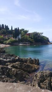 una vista de un cuerpo de agua con rocas en Mama House, en Porto Santo Stefano