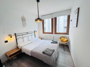 sypialnia z łóżkiem i oknem w obiekcie Atuaire Home En la Plaza Mayor de Burgos Parking Incluido w mieście Burgos