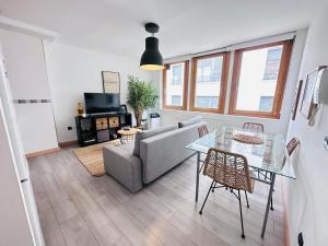 Telewizja i/lub zestaw kina domowego w obiekcie Atuaire Home En la Plaza Mayor de Burgos Parking Incluido