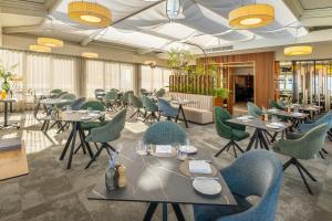 restauracja ze stołami i krzesłami w pokoju w obiekcie Hotel Vila Rova w mieście Malinska
