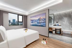Dingshe Hotel Guangzhou Shamian Island Yongqingfang Branchにあるテレビまたはエンターテインメントセンター