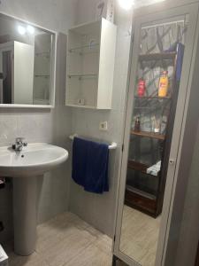 Ένα μπάνιο στο Habitacion doble con baño entrada privada para huéspedes +12 φωτογραφίες