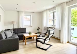 ein Wohnzimmer mit Sofa und Tisch in der Unterkunft Ferienwohnung Sonnenblick in Amerang