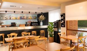 Un restaurante con mesas y sillas y un bar. en Hotel Estel, en Berga