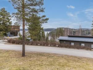 eine Straße vor einem Gebäude mit einem Baum in der Unterkunft Holiday Home Villa kaarina by Interhome in Lohja