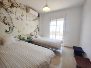 Giường trong phòng chung tại AP418 Villa Marivi +19 ảnh