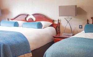 Posteľ alebo postele v izbe v ubytovaní Killarney Randles Hotel