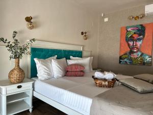 a bedroom with a bed with a painting on the wall at La Vista by Ronda in Eforie Sud