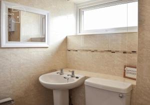 Vannituba majutusasutuses Crag Barn Cottage Lake District by PolkaStays +3 fotot