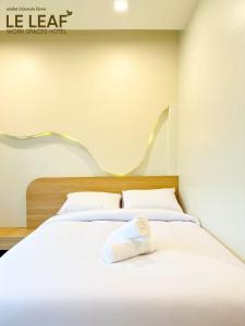 Letto o letti in una camera di Leleaf Work Spaces Hotel - เลอลีฟ เวิร์คสเปซ โฮเทล