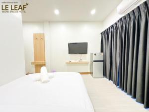 Letto o letti in una camera di Leleaf Work Spaces Hotel - เลอลีฟ เวิร์คสเปซ โฮเทล