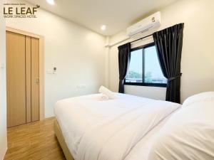 Letto o letti in una camera di Leleaf Work Spaces Hotel - เลอลีฟ เวิร์คสเปซ โฮเทล