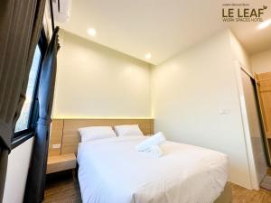 Letto o letti in una camera di Leleaf Work Spaces Hotel - เลอลีฟ เวิร์คสเปซ โฮเทล