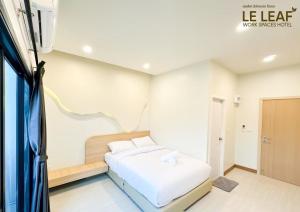 Letto o letti in una camera di Leleaf Work Spaces Hotel - เลอลีฟ เวิร์คสเปซ โฮเทล