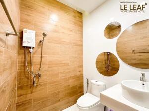 Bagno di Leleaf Work Spaces Hotel - เลอลีฟ เวิร์คสเปซ โฮเทล
