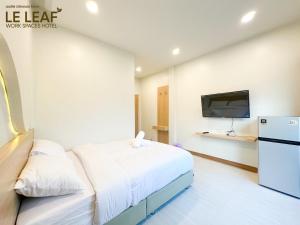 Letto o letti in una camera di Leleaf Work Spaces Hotel - เลอลีฟ เวิร์คสเปซ โฮเทล