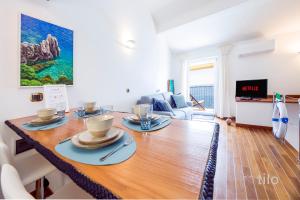 A television and/or entertainment centre at Beach | Parking | Wifi | A/C| Sea View By Tilo