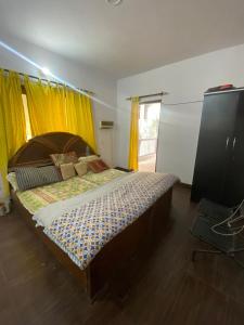 Ένα ή περισσότερα κρεβάτια σε δωμάτιο στο Arora Homestay