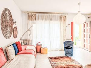 ジェーラ・ラーリオにあるApartment CasaFiu'Hand Made Nest by Interhomeのソファと窓のあるリビングルーム
