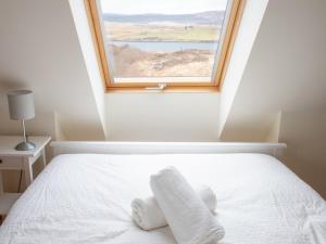 Postel nebo postele na pokoji v ubytování Chalet Solace by Interhome