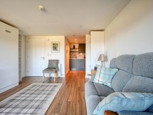 Ruang duduk di Studio Crofters View by Interhome
