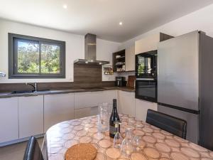 Una cocina con una mesa con copas de vino encima. en Apartment Foce Dell Edera-3 by Interhome, en Bonifacio 27 fotos más
