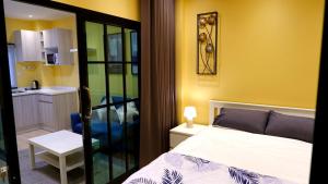 een kleine slaapkamer met een bed en een keuken bij BEB Silom Condolette in Bangkok