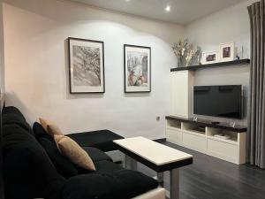 a living room with a couch and a tv at Casa D'utor in Rus