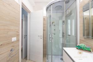 Ένα μπάνιο στο Sea View Rome Luxe Stay - 7 pax, 2 baths, 100mt from the sea, A-C, terrace +31 φωτογραφίες