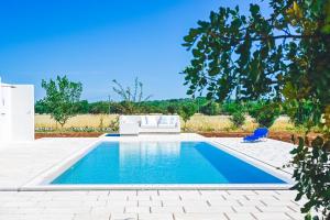 The swimming pool at or close to Masseria Macchia