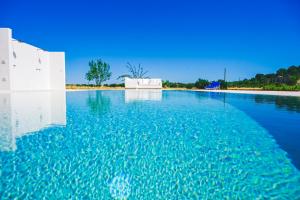 The swimming pool at or close to Masseria Macchia