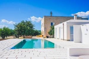 The swimming pool at or close to Masseria Macchia