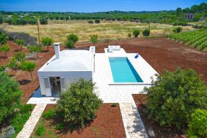 The swimming pool at or close to Masseria Macchia