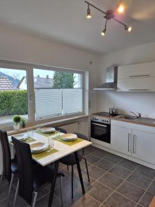 ゼールバッハにあるFerienwohnung Heimatblick Seelbachのキッチン(テーブル、椅子付)、窓付きのキッチン