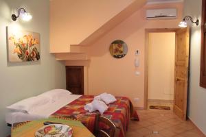 カステッランマーレ・デル・ゴルフォにあるSicania holiday houseのベッドとテーブルが備わるホテルルームです。