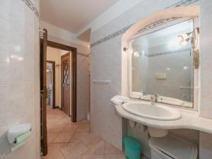 O baie la Apartment appartamento Brezza Marina by Interhome