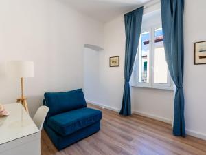 sala de estar con silla azul y ventana en Apartment Calipso by Interhome, en Arma di Taggia 22 fotos más