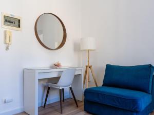 una habitación con un escritorio, una silla y un espejo en Apartment Calipso by Interhome, en Arma di Taggia