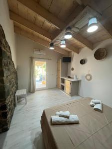 a large room with a bed and a kitchen at B&B Salaju in Castelsardo
