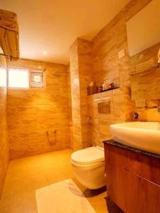 ein Badezimmer mit Toilette und Waschbecken in der Unterkunft Alarks Inn in Shimla