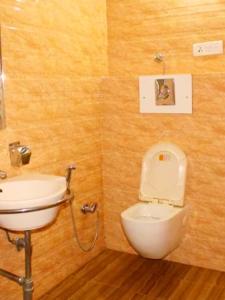 Bilik mandi di Hotel Press Pure veg