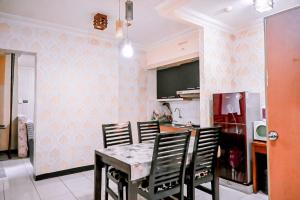 a dining room with a table and chairs in a kitchen at Apartemen grand setiabudi bdg in Bandung