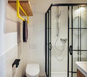 un baño con ducha y WC en Campus68, en Mannheim 47 fotos más