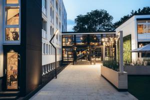 un edificio con una pasarela entre dos edificios en Campus68, en Mannheim