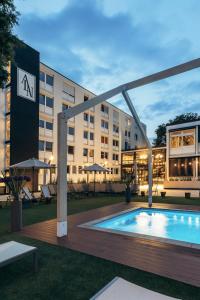 un hotel con piscina frente a un edificio en Campus68, en Mannheim